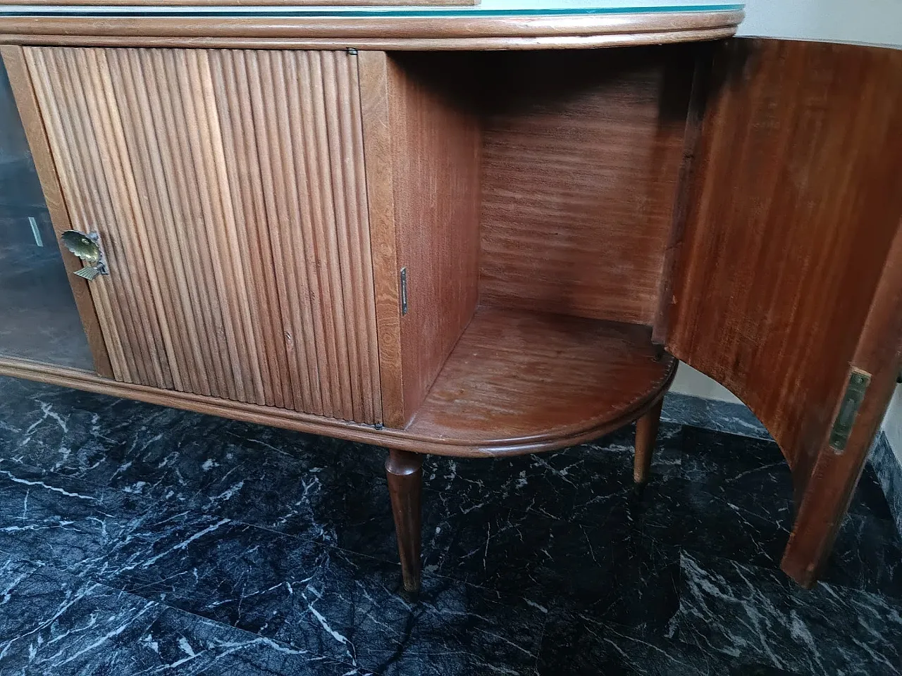 Credenza con vetrina centrale e ampio specchio, anni '60 6